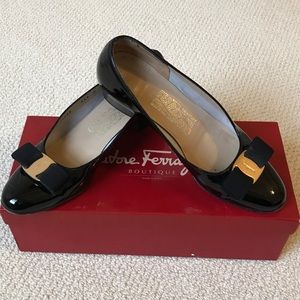 Salvatore Ferragamo Vara Pumps Black Size 6